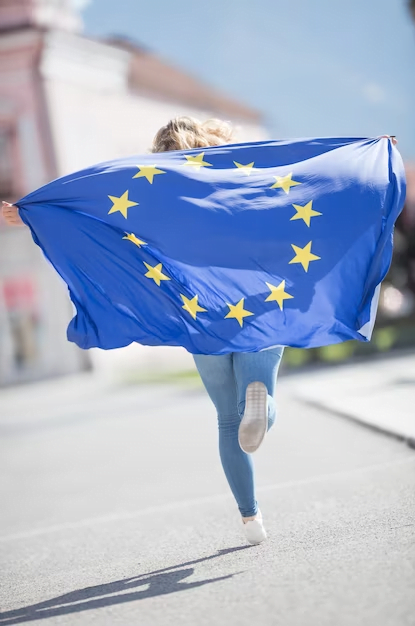 personacorriendo con bandera de la union europea
